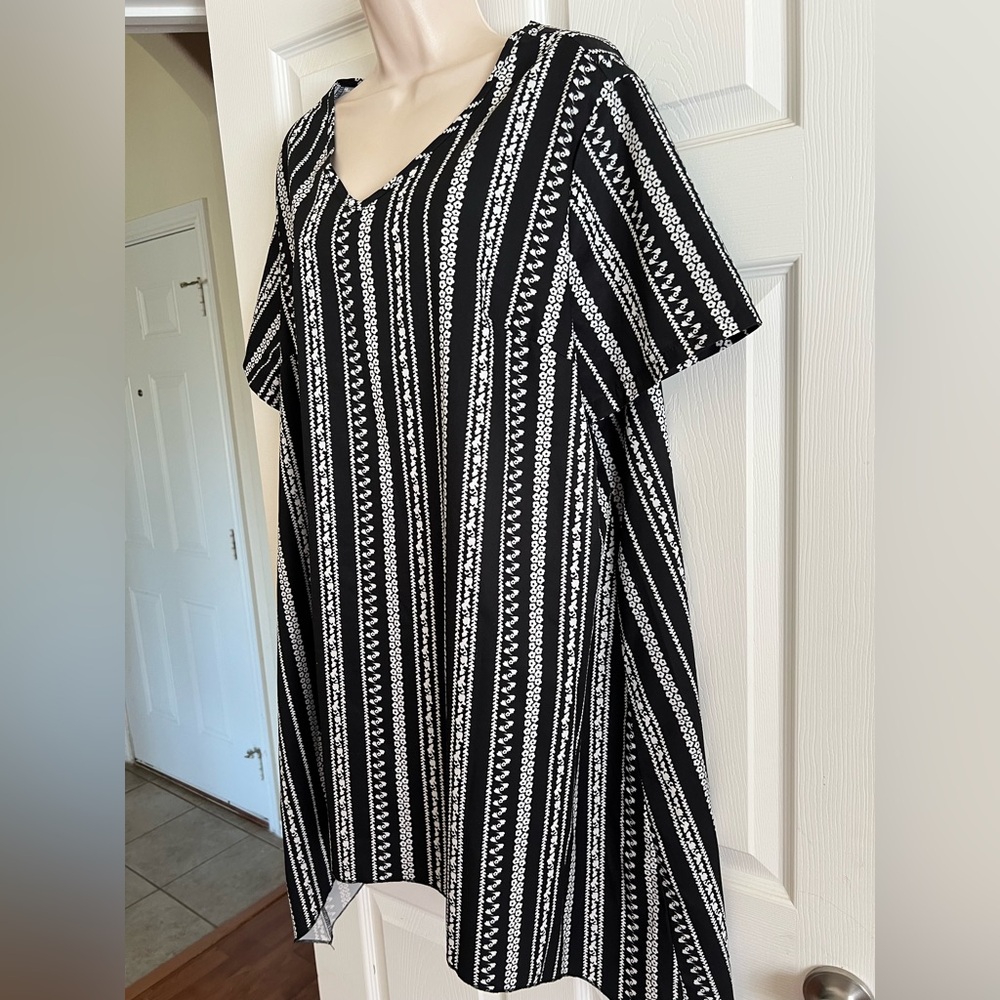 Ladies Top SHEIN Plus Size 2XL Black/White Curved Bottom V Neck Short Sleeves